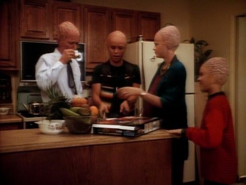 Eric Pierpoint, Michele Scarabelli, Sean Six, and Lauren Woodland in Alien Nation (1989)