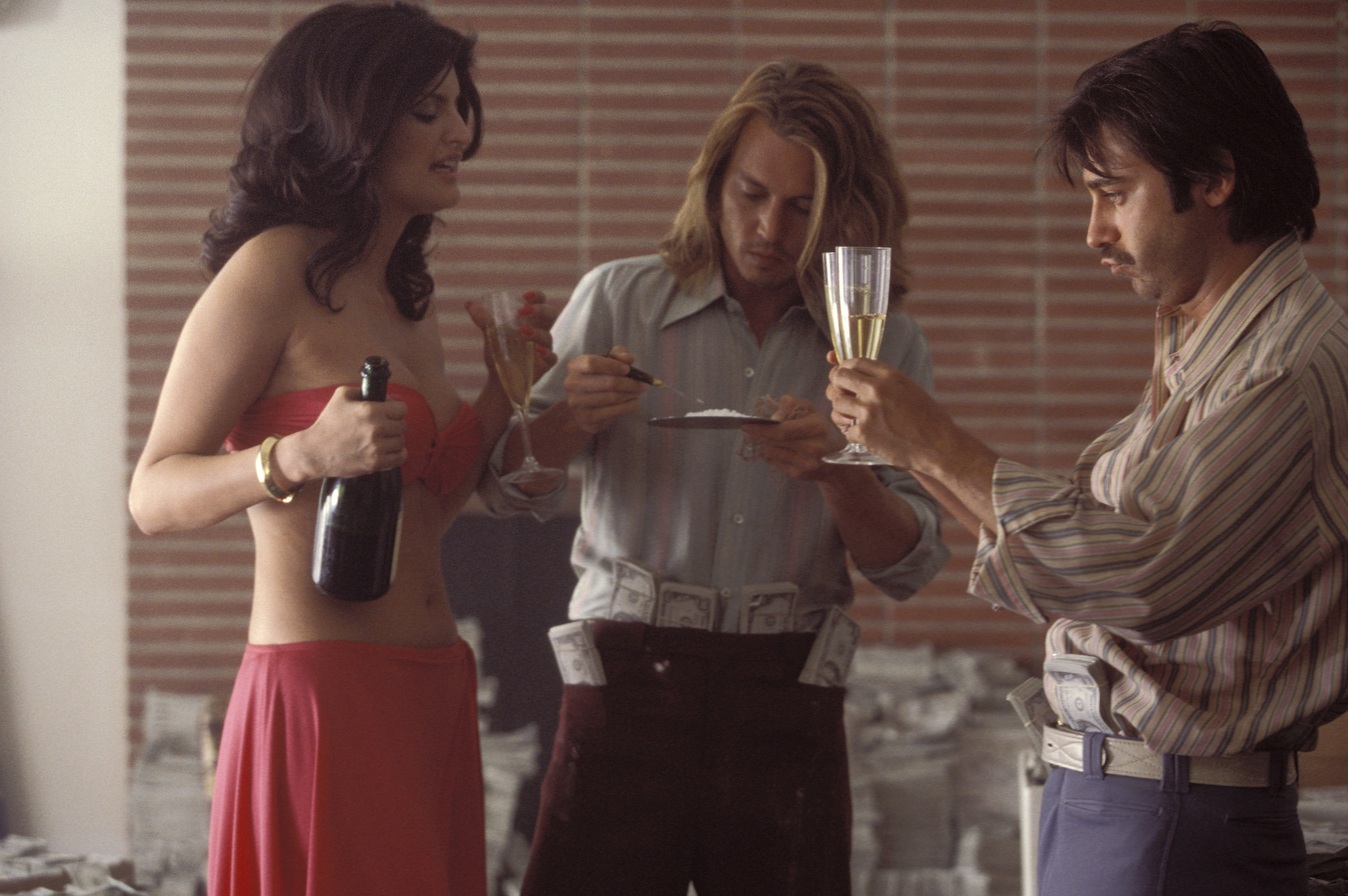 Johnny Depp, Jordi Mollà, and Jennifer Gimenez in Blow (2001)