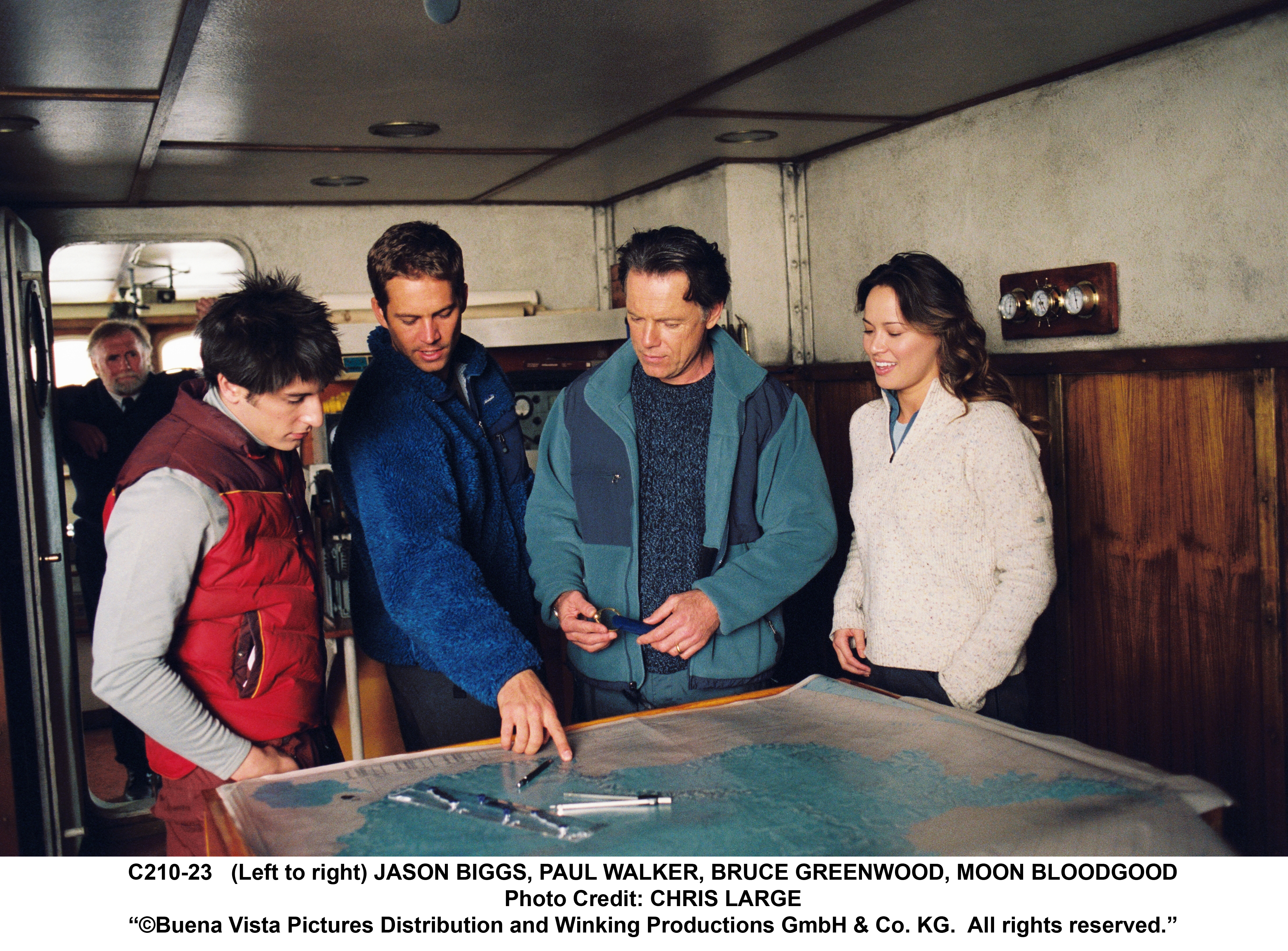 Jason Biggs, Bruce Greenwood, Paul Walker, and Moon Bloodgood in Eight Below (2006)