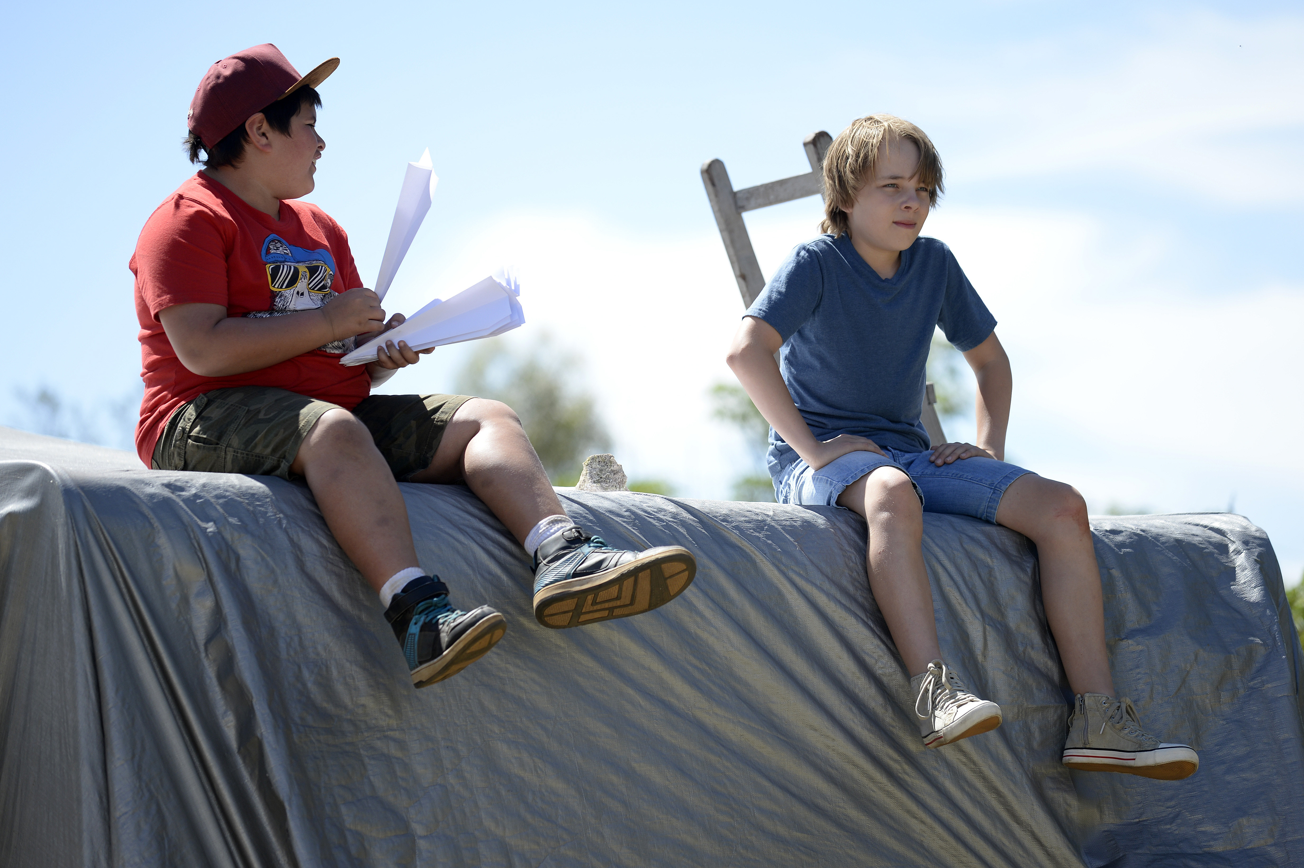 Ed Oxenbould and Julian Dennison in Paper Planes (2014)