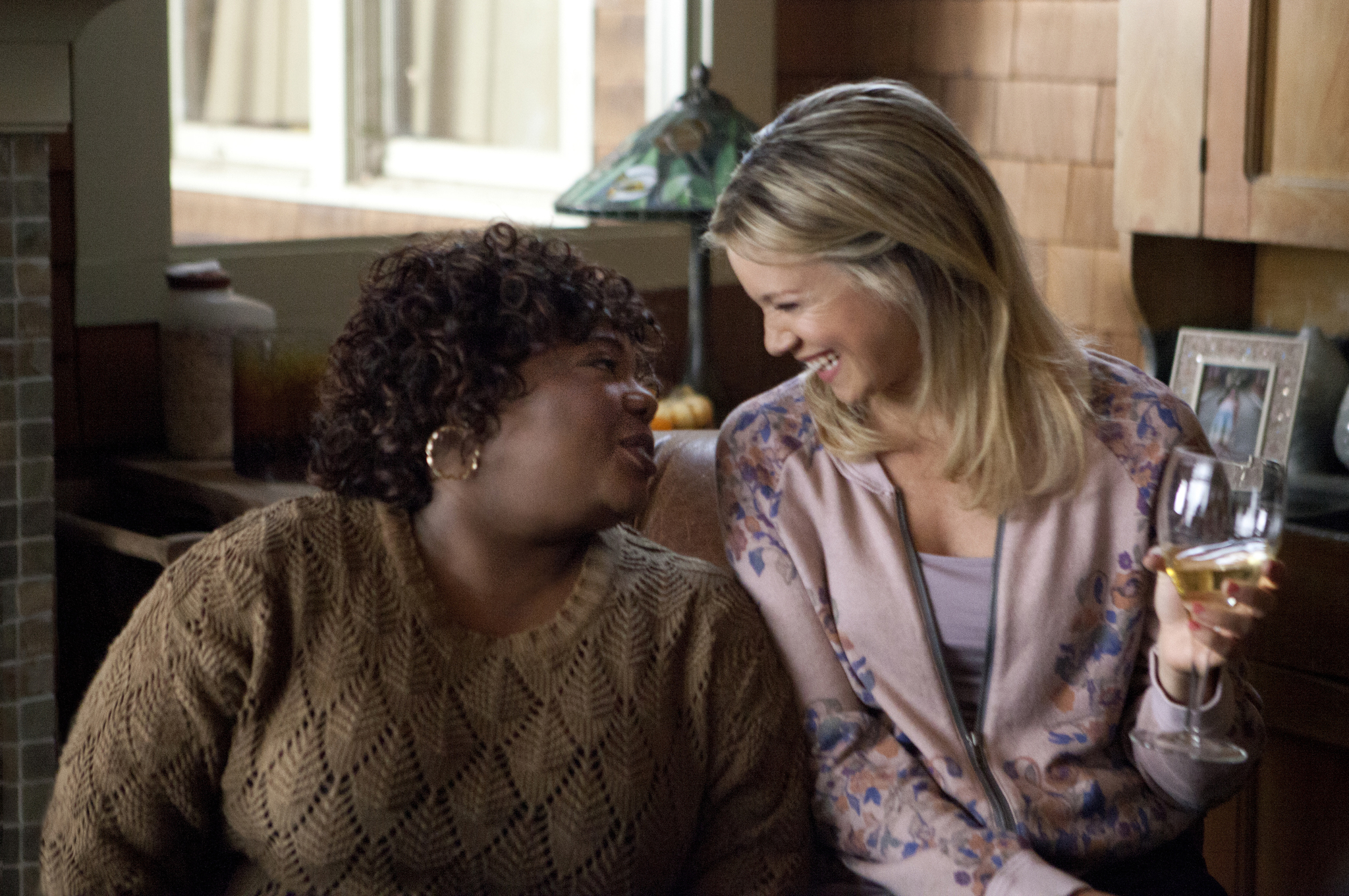 Amy Smart and Cocoa Brown in The Single Moms Club (2014)