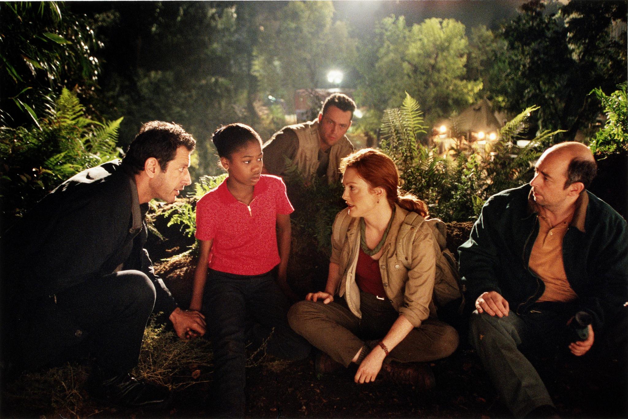 Jeff Goldblum, Julianne Moore, Vince Vaughn, Vanessa Chester, and Richard Schiff in The Lost World: Jurassic Park (1997)