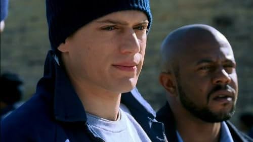 Rockmond Dunbar and Wentworth Miller in Prison Break (2005)