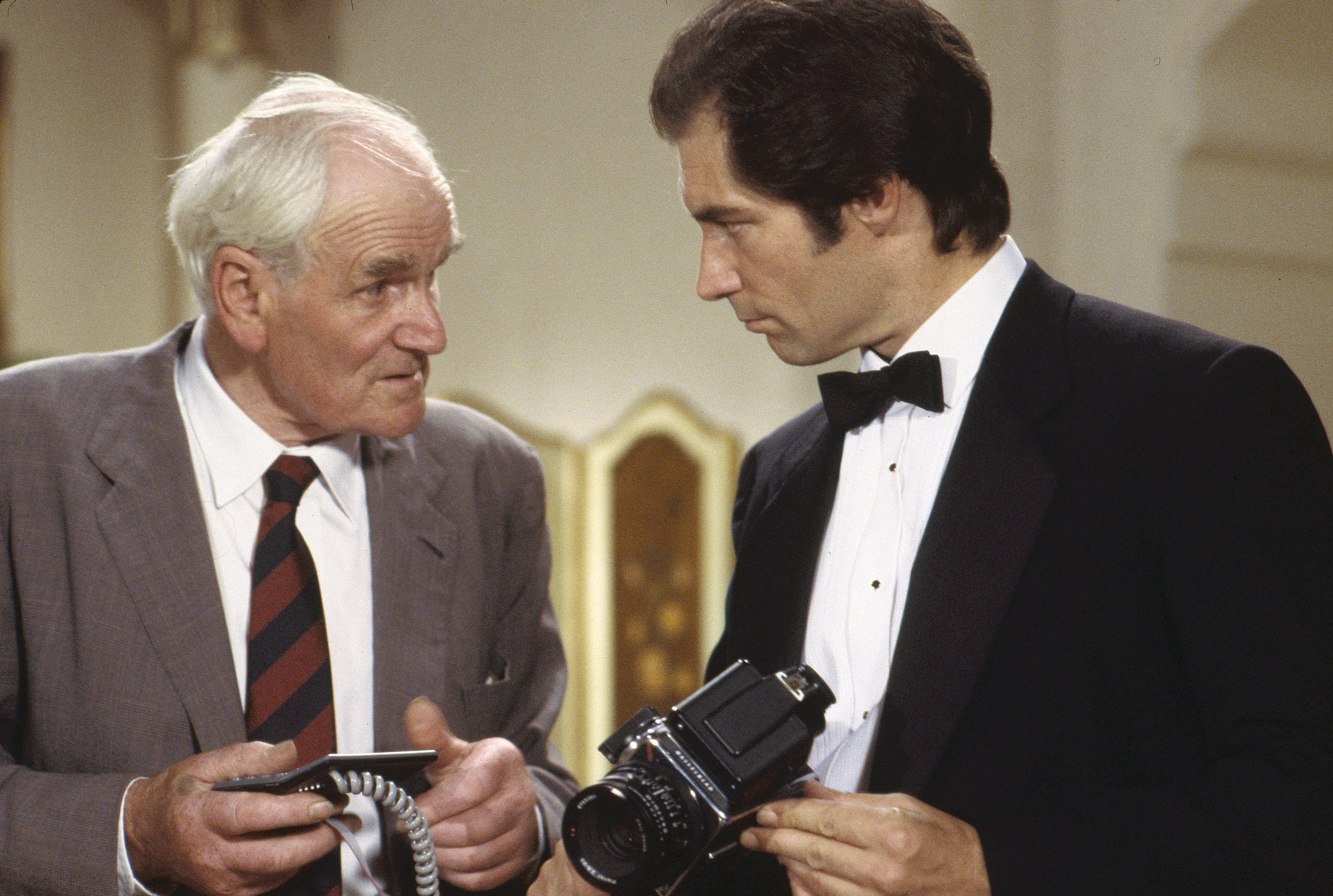 Timothy Dalton and Desmond Llewelyn in Licence to Kill (1989)