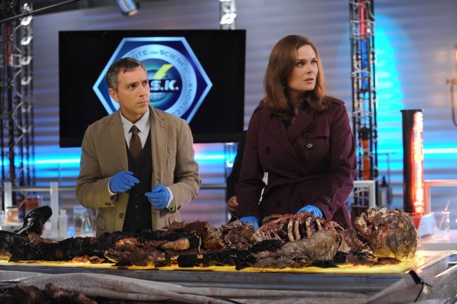 Emily Deschanel and Scott Lowell in Bones (2005)