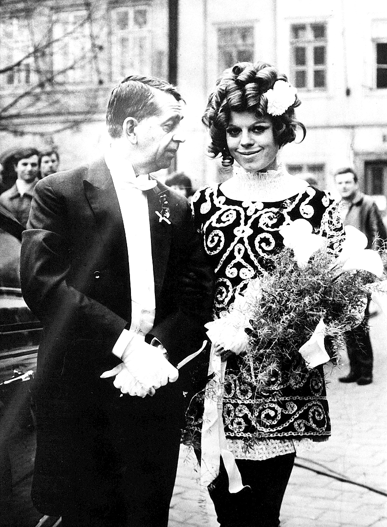 Vlastimil Brodský and Iva Janzurová in Dábelské líbánky (1970)