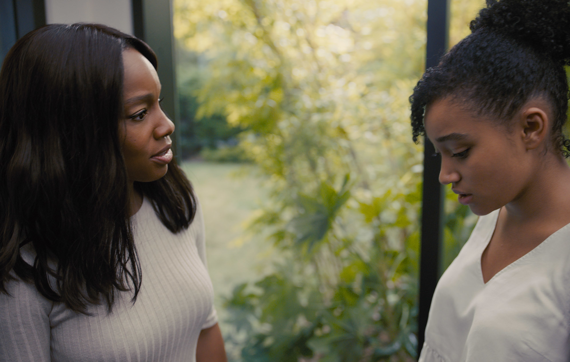 Anika Noni Rose and Amandla Stenberg in Everything, Everything (2017)