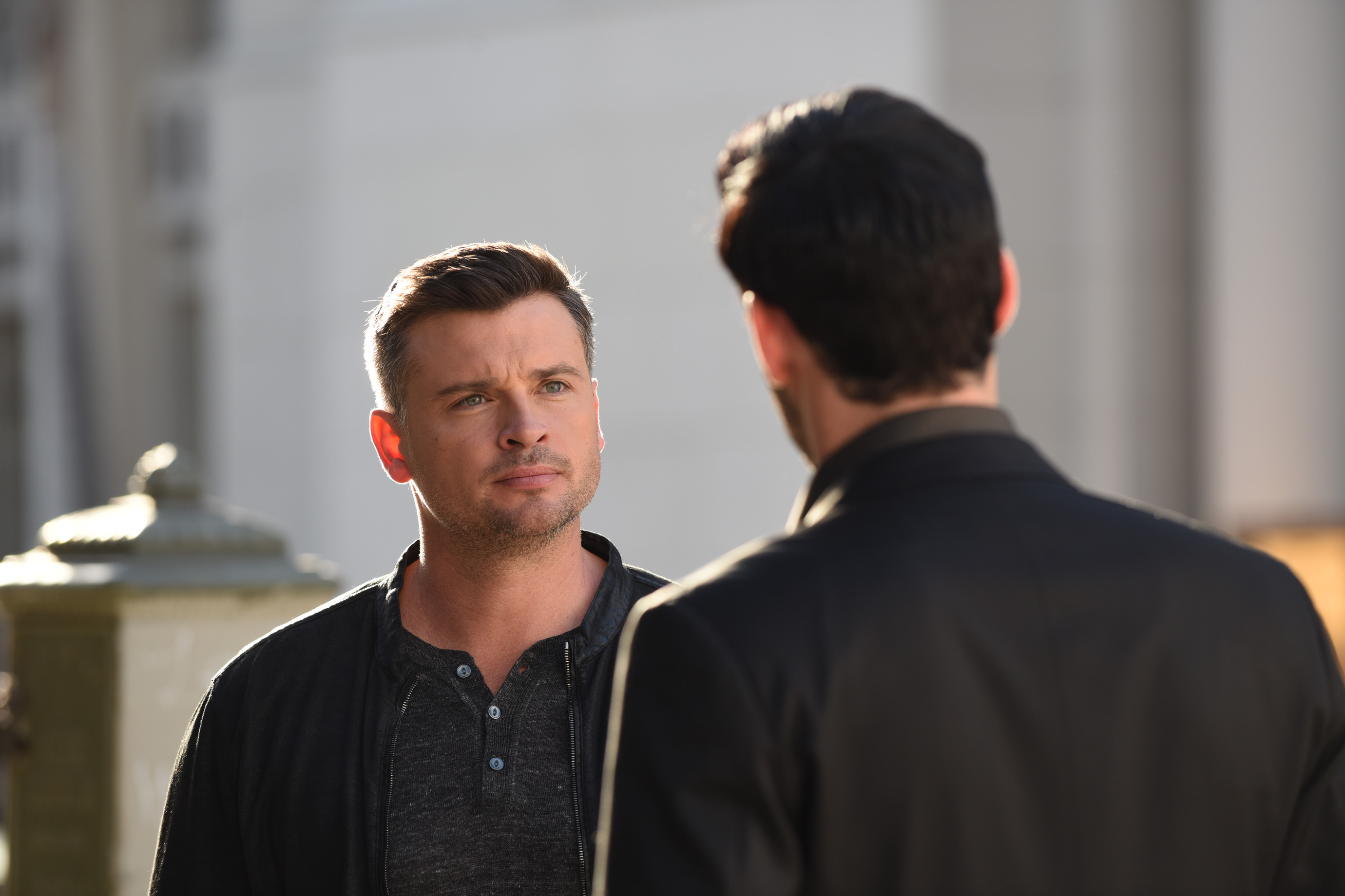 Tom Ellis and Tom Welling in Lucifer (2016)