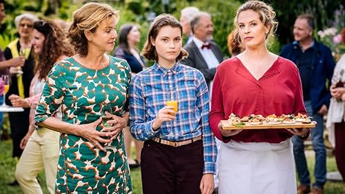 Diana Amft, Margarita Broich, and Linda Stockfleth in Meine Mutter will ein Enkelkind (2020)