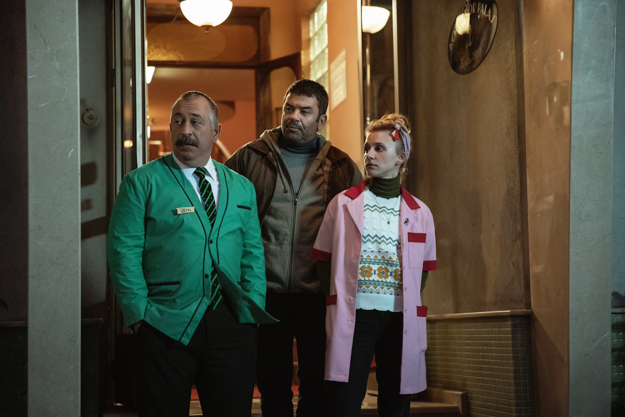 Cem Yilmaz, Bülent Sakrak, and Ahsen Eroglu in Do Not Disturb (2023)