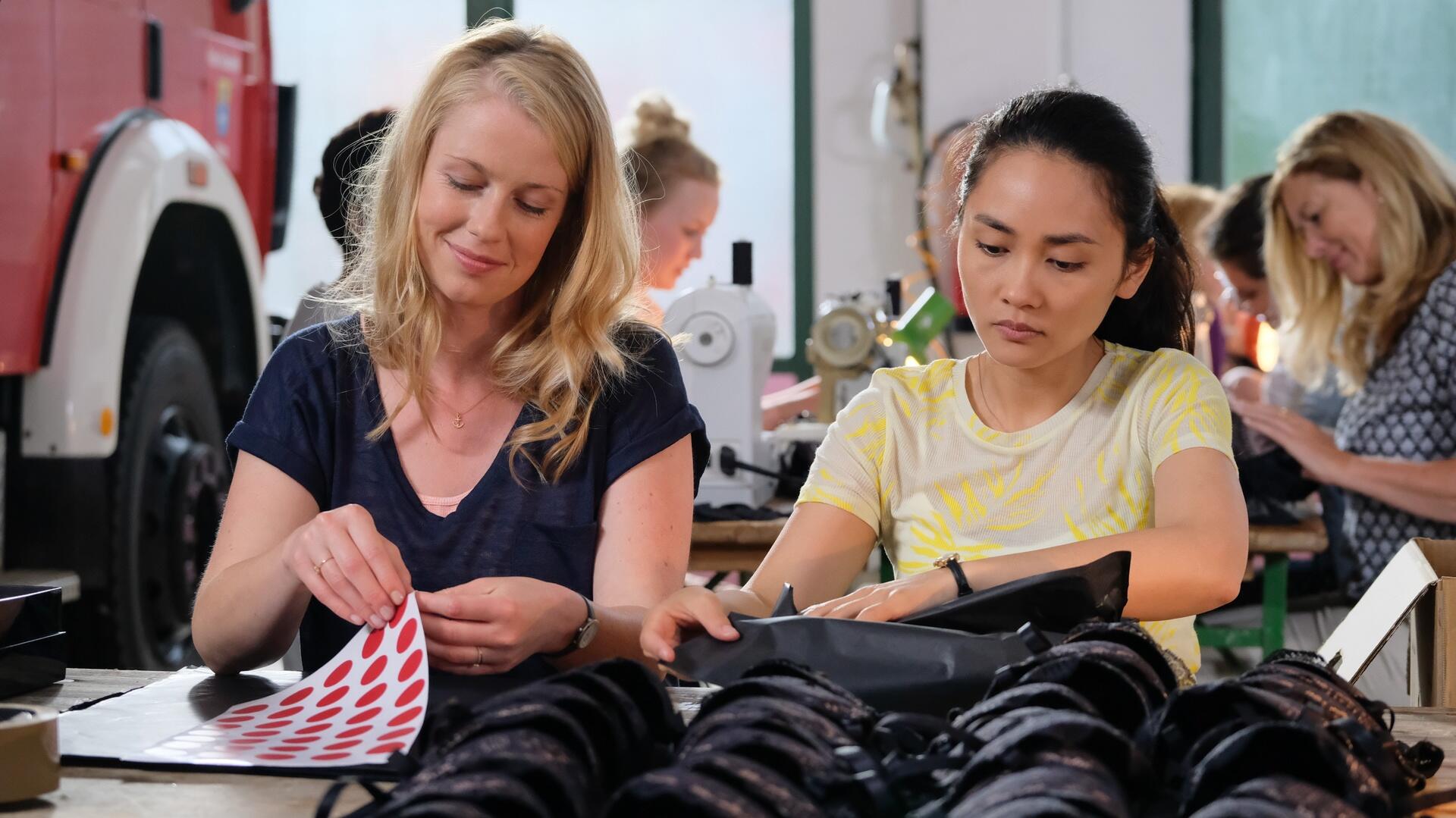 Mai Duong Kieu and Christine Eixenberger in Marie fängt Feuer (2016)