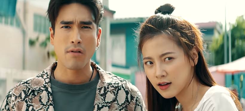 Pimchanok Luevisadpaibul and Nadech Kugimiya in The Con-Heartist (2020)