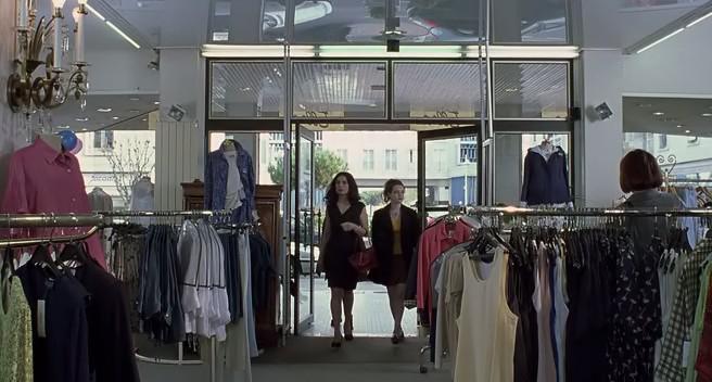 Arsinée Khanjian and Roxane Mesquida in Fat Girl (2001)