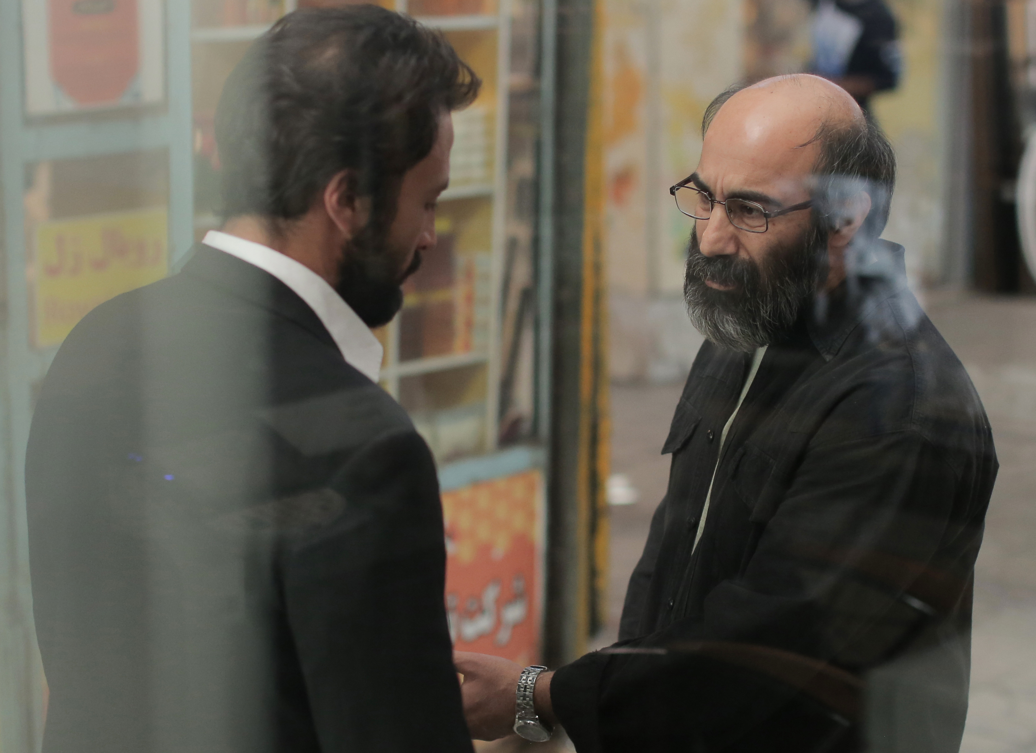 Mohsen Tanabandeh and Amir Jadidi in A Hero (2021)