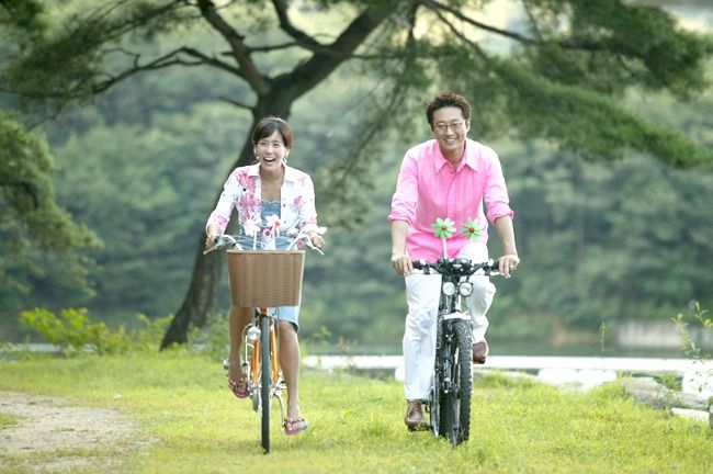 Shin-yang Park and Kim Jeong-eun in Lovers in Paris (2004)