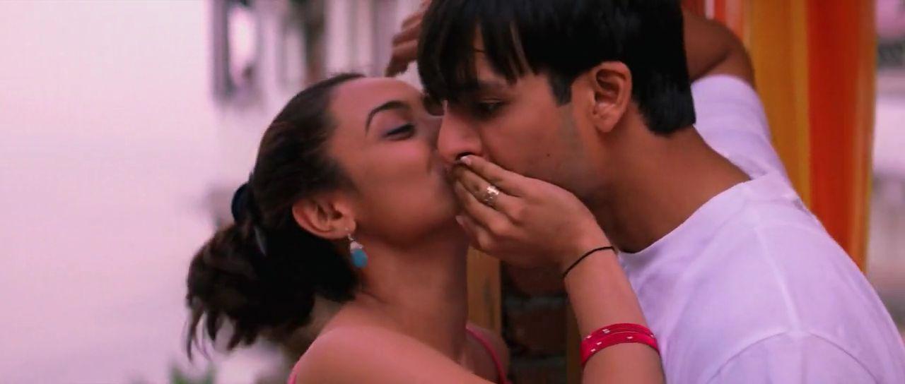 Rani Mukerji and Vivek Oberoi in Saathiya (2002)