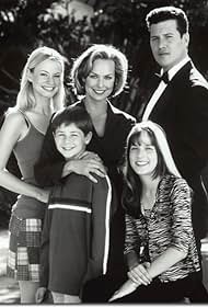 Melora Hardin, Michael Angarano, Peter Dobson, Antoinette Picatto, and Cameron Richardson in Cover Me: Based on the True Life of an FBI Family (2000)