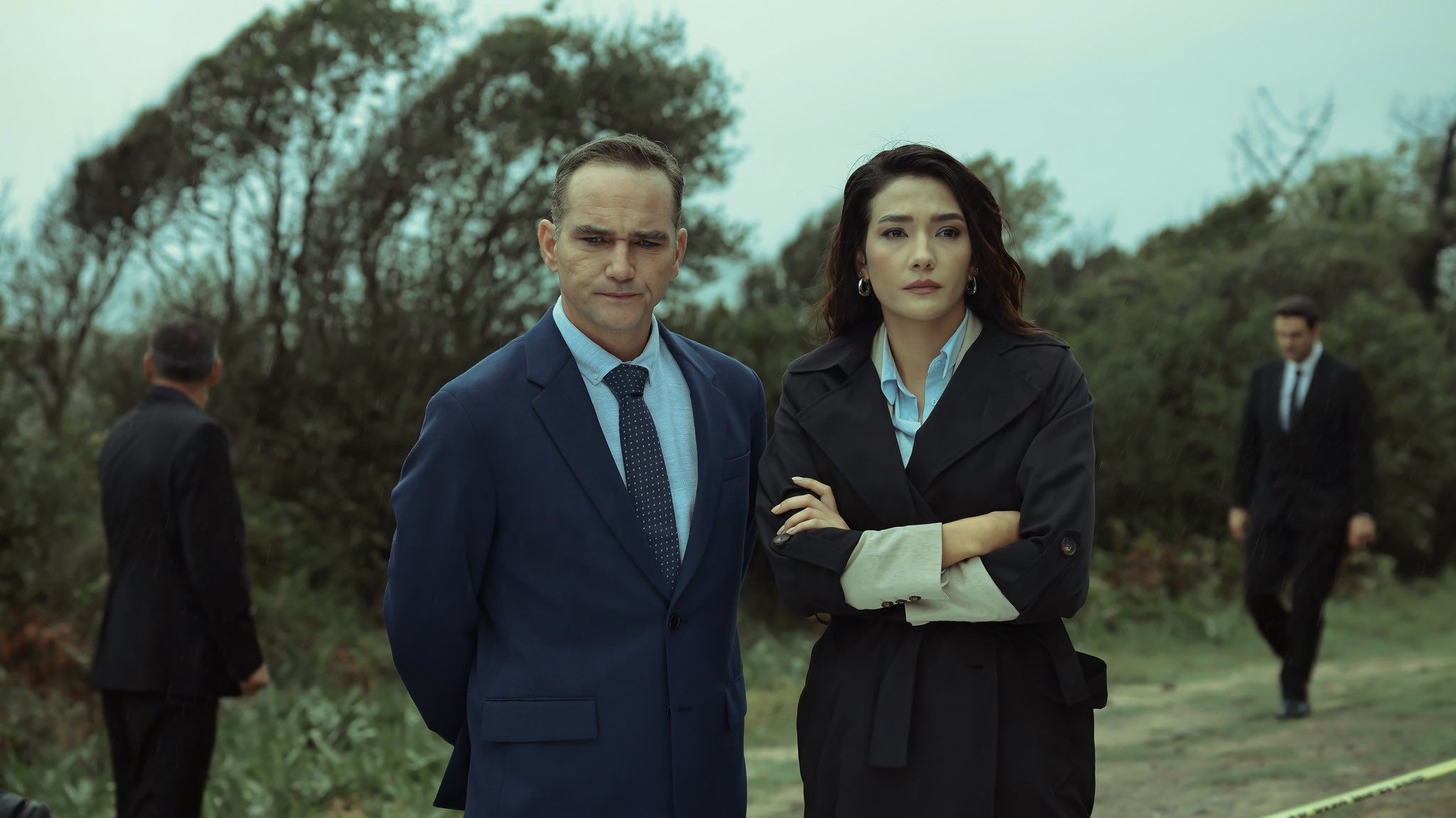 Serdar Yegin and Aybüke Pusat in The Shadow Team (2021)