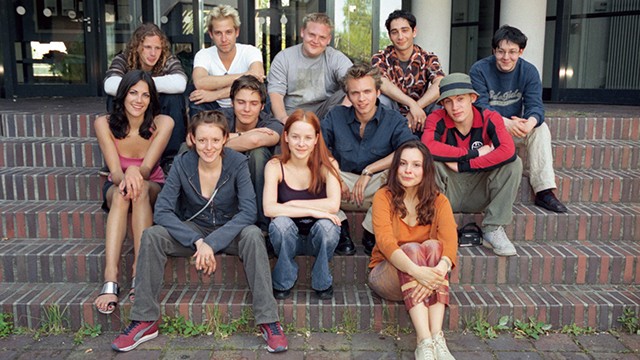 Daniel Brühl, Denis Moschitto, Niels-Bruno Schmidt, Jasmin Schwiers, Axel Stein, Mina Tander, Lavinia Wilson, and Bettina Zimmermann in No More School (2000)