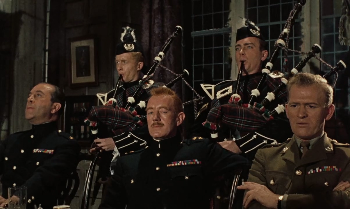 Alec Guinness, Keith Faulkner, John Fraser, Gordon Jackson, and Dennis Price in Tunes of Glory (1960)