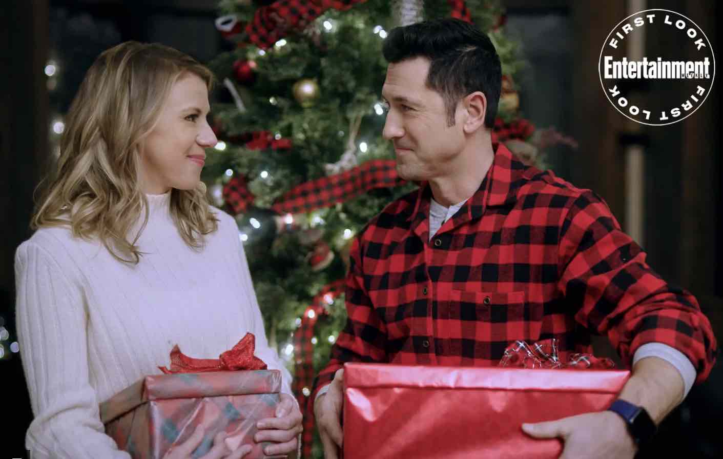 David O'Donnell and Jodie Sweetin in A Cozy Christmas Inn (2022)