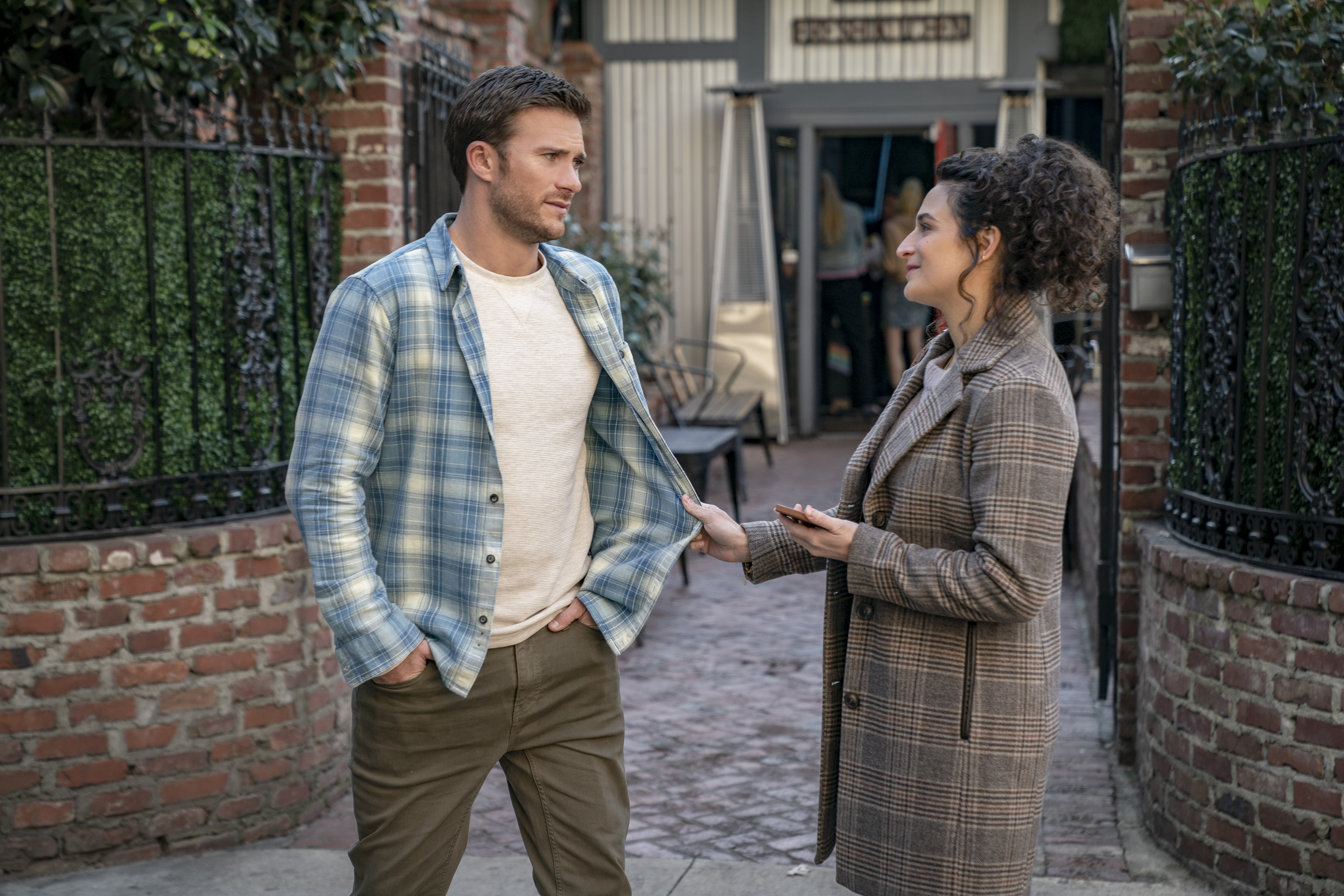 Scott Eastwood and Jenny Slate in I Want You Back (2022)