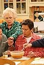 Peter Boyle, Brad Garrett, Patricia Heaton, Doris Roberts, and Ray Romano in Everybody Loves Raymond (1996)