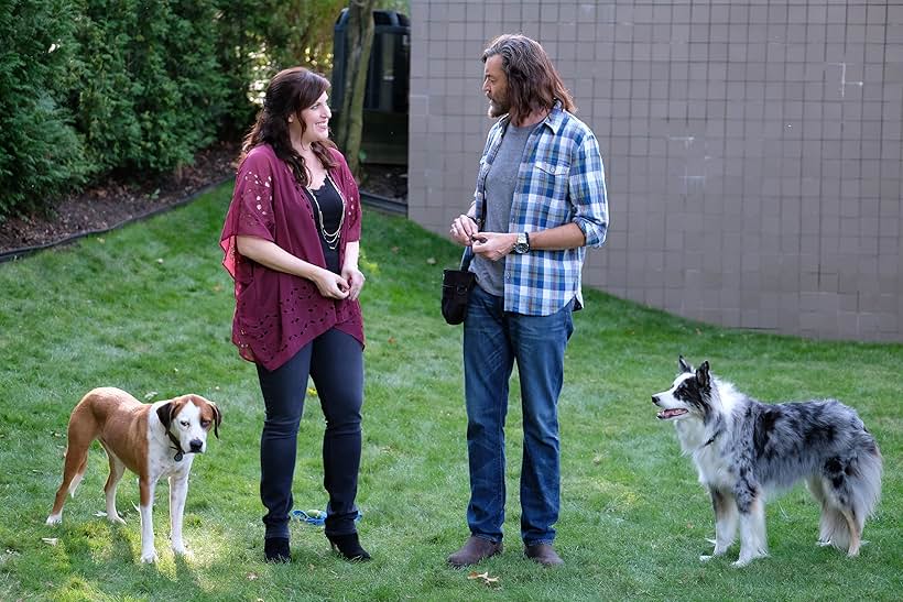 Timothy Omundson, Allison Tolman, Drake the Dog, and Ned the Dog in Downward Dog (2017)