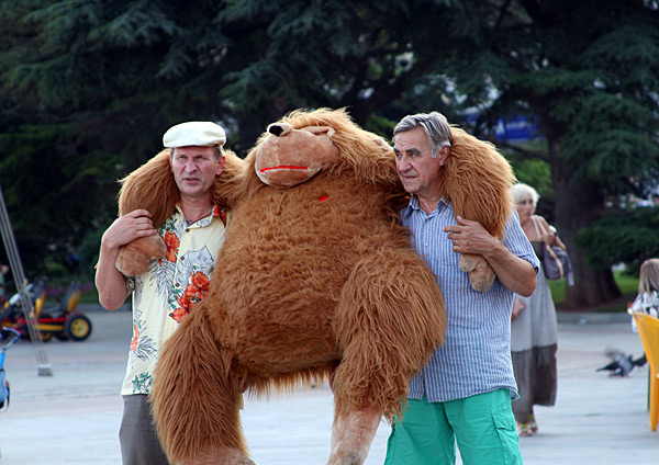 Fyodor Dobronravov and Anatoliy Vasilev in Svaty (2008)