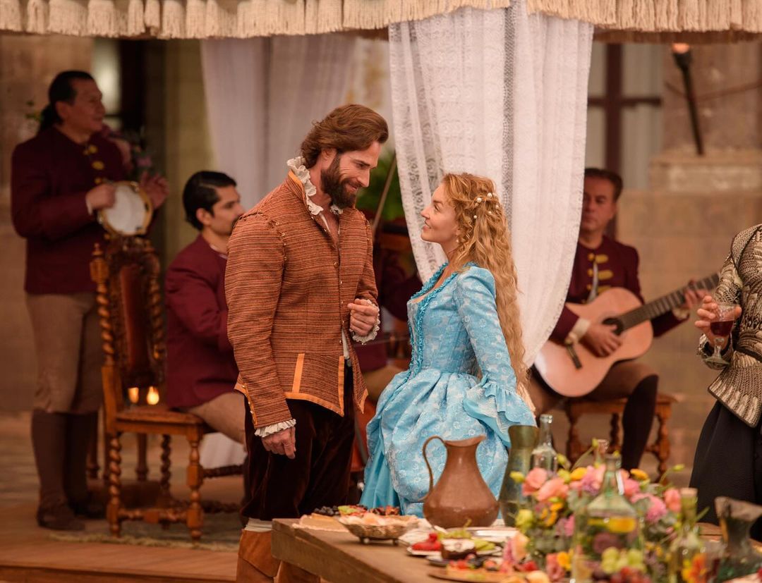 Sebastián Rulli and Angelique Boyer in El extraño retorno de Diana Salazar (2024)