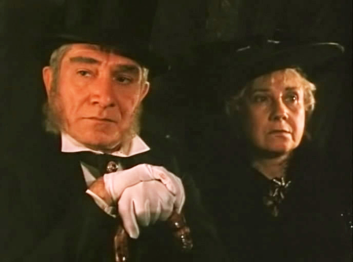 Lyudmila Arinina and Armen Dzhigarkhanyan in Ruanskaya deva po prozvishchu Pyshka (1989)