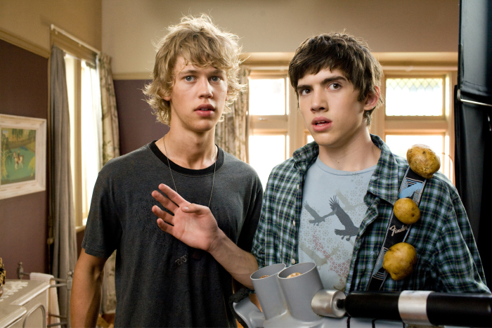 Carter Jenkins and Austin Butler in Aliens in the Attic (2009)