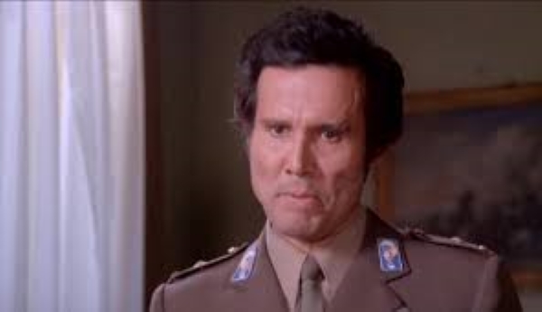 Henry Silva in Poliziotti violenti (1976)