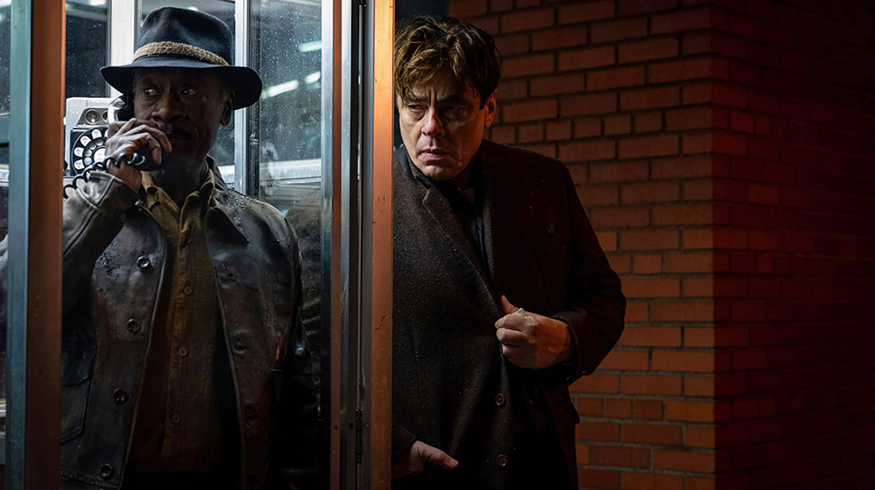 Don Cheadle and Benicio Del Toro in No Sudden Move (2021)