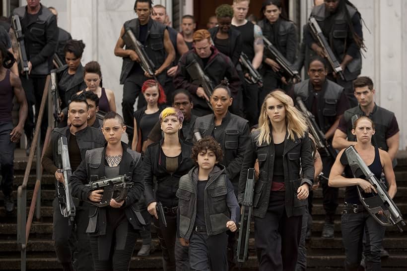 Emjay Anthony, Rosa Salazar, and Suki Waterhouse in The Divergent Series: Insurgent (2015)