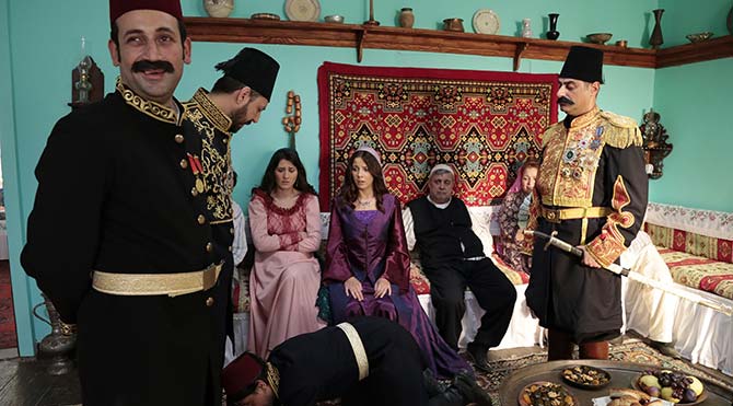 Halit Akçatepe, Dost Elver, Sinan Çaliskanoglu, Melis Tüzüngüç, and Bengi Idil Uras in Karamanin Koyunu (2015)