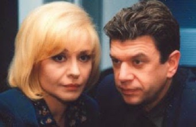 Vera Krouska and Giannis Vouros in Oi epangelmaties (1996)