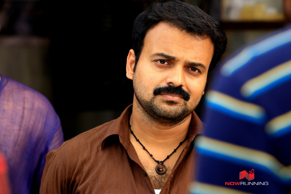 Kunchacko Boban in Valliyum Thetti Pulliyum Thetti (2016)