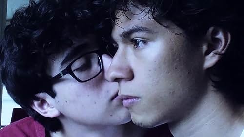 Two young men spend the night together after meeting the previous evening in a notorious gay club. The next day, however, the host wakes to find the boy he picked up bewildered and confused, unable remember his name or anything about his past. Lacking any type of identification or obvious clues, the boys begin to search for the truth among fragments of memories that may or may not prove reliable.