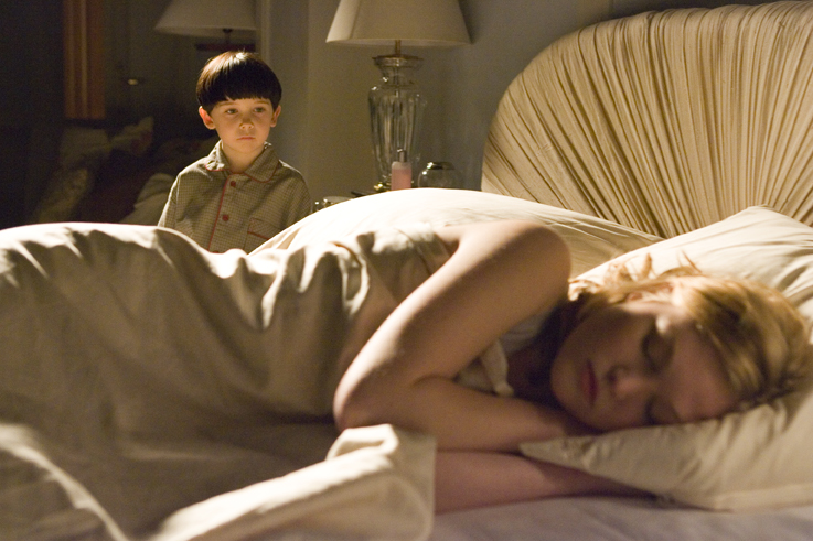 Julia Stiles and Seamus Davey-Fitzpatrick in The Omen (2006)