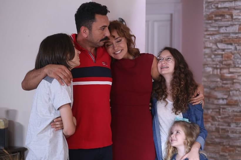 Didem Balçin, Toygan Avanoglu, Ebrar Alya Demirbilek, Arda Görgen, and Deniz Kaynak in Meleklerin Aski (2018)