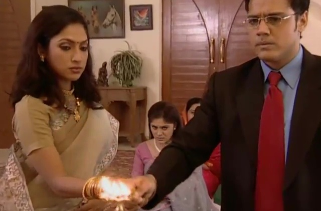 Sudha Chandran, Yash Tonk, and Mouli Ganguly in Episode #1.114 (2002)