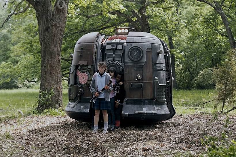 Fina Strazza, Riley Lai Nelet, and Camryn Jones in Paper Girls (2022)