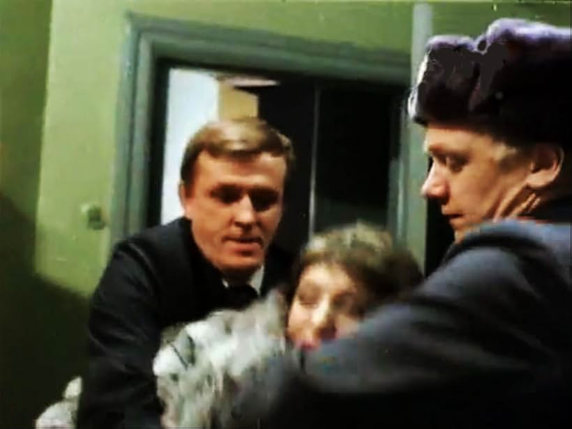 Valentin Golovko, Gelena Ivlieva, and Viktor Perevalov in Opasnyy vozrast (1981)