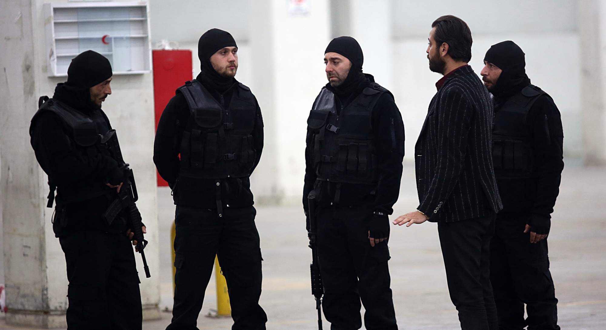 Mustafa Kirantepe, Aras Bulut Iynemli, Erkan Kolçak Köstendil, Cem Uslu, and Ugur Yildiran in The Pit (2016)