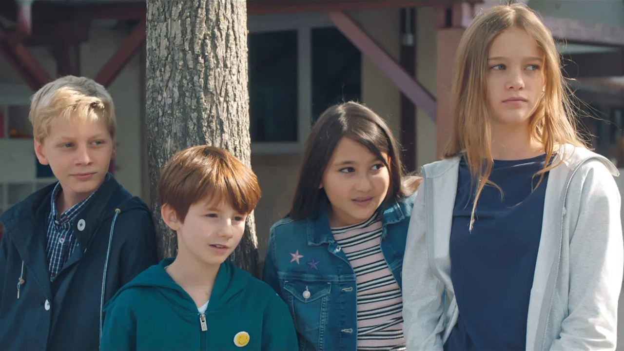 Lucie Loste Berset, Tom Gérard-Beuvelot, and Léonie Deladonchamps in La cour (2022)