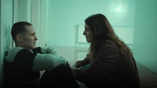 Bárbara Lennie and Arón Piper in El desorden que dejas (2020)