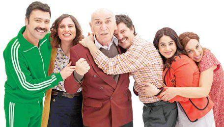 Tuncel Kurtiz, Goncagül Sunar, Binnur Kaya, Ilker Aksum, Büsra Pekin, and Bülent Emrah Parlak in Mutlu Aile Defteri (2013)