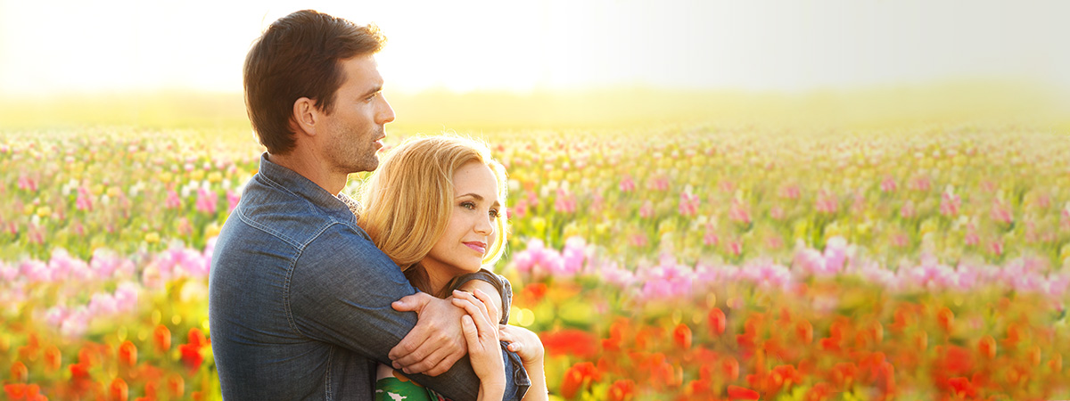 Fiona Gubelmann and Lucas Bryant in Tulips in Spring (2016)