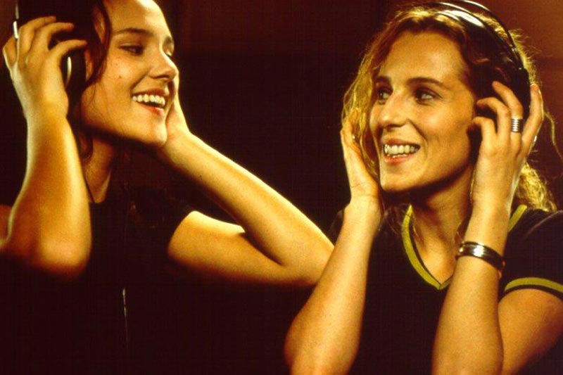 Virginie Ledoyen and Maïdi Roth in Héroïnes (1997)